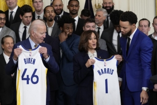 Kitokia viešnagė Vašingtone: NBA čempionams Baltuosuose rūmuose rankas spaudė Bidenas